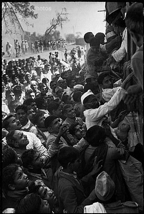 India, Delhi. Folla accorsa per la cremazione di Gandhi.jpg