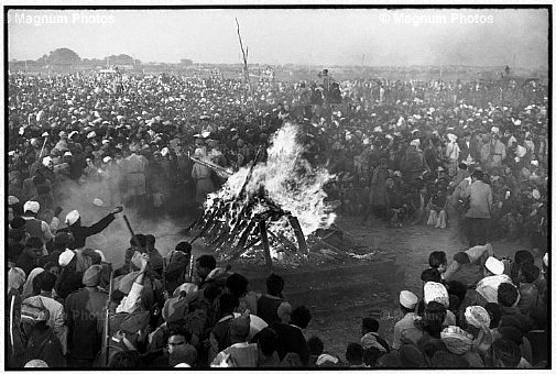 India, Delhi. La cremazione di Gandhi.jpg