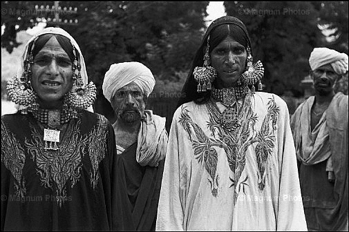 India, Kashmir. Eunuchi danzano e cantano, a Srinagar.jpg