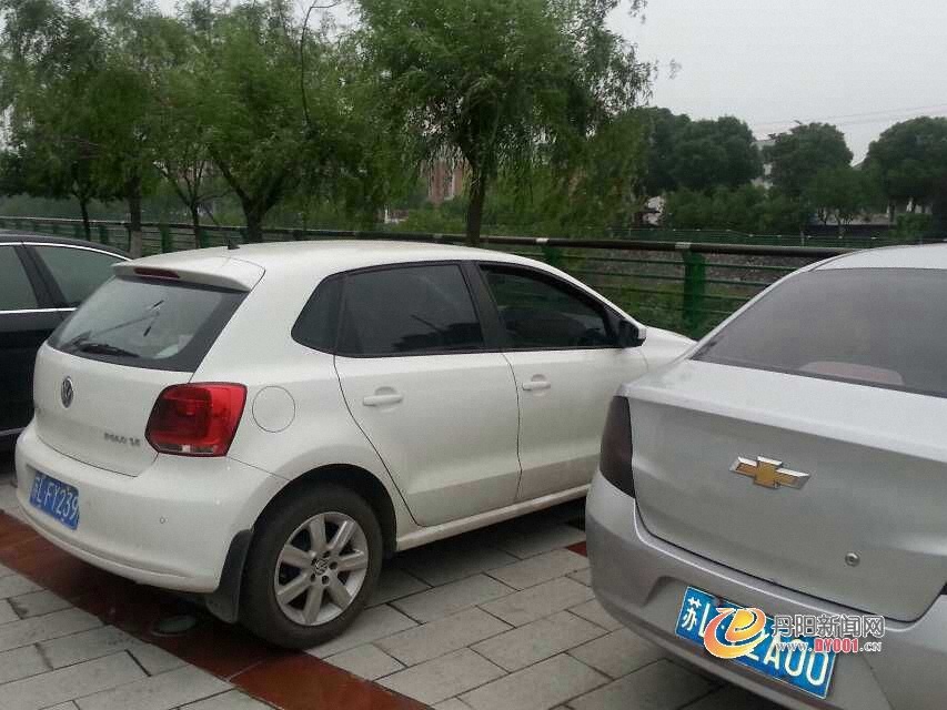估计是酒后驾车.jpg