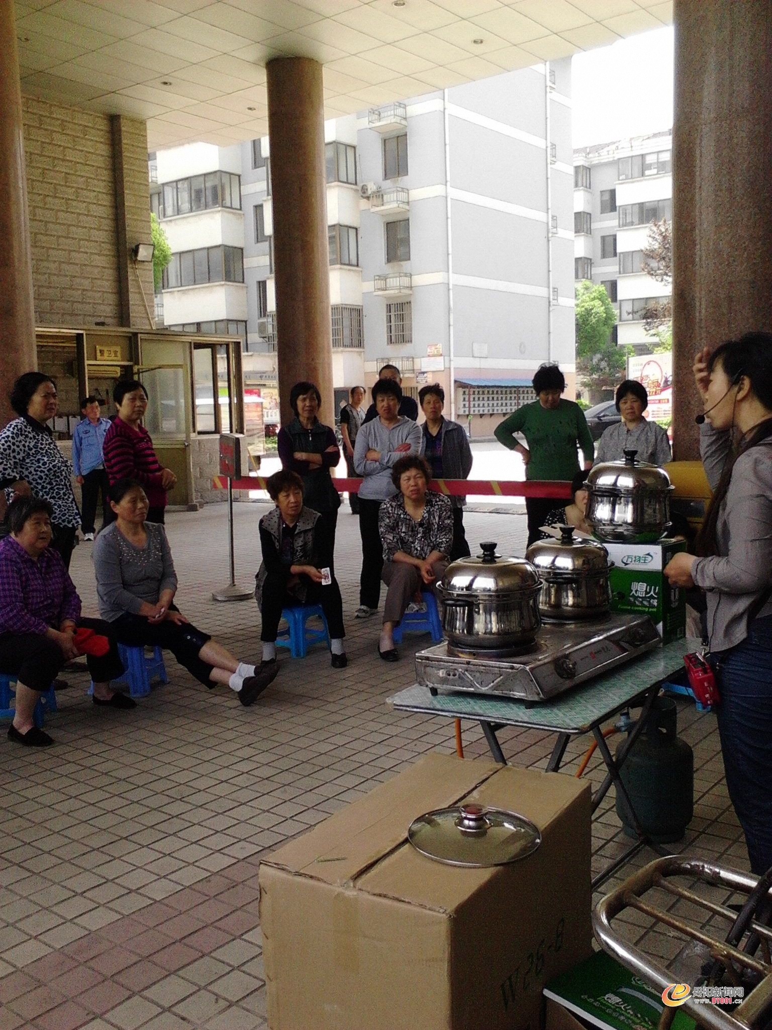 居民们在听讲