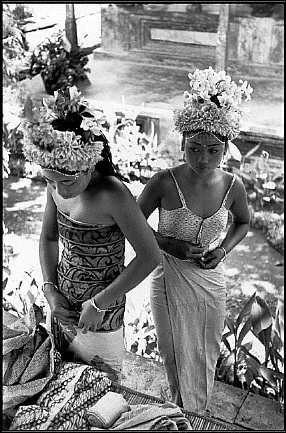 Indonesia, isola di Bali. Preparazione per la danza, a Ubud -2.jpg