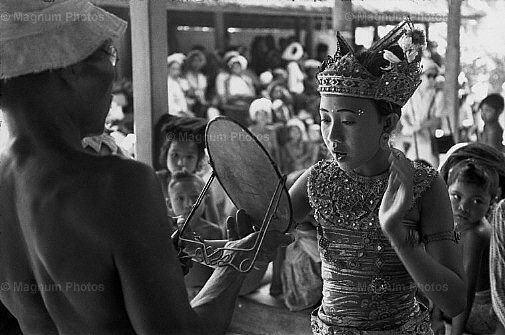 Indonesia, isola di Bali. Preparazione per la danza, nel villaggio di Sanur.jpg