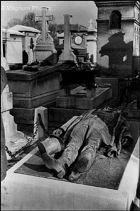 Francia, Parigi. Cimitero di Per_Lechaise, Tomba di Victor Noir.jpg