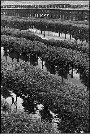 Francia, Parigi. I giardini del Palazzo Reale.jpg