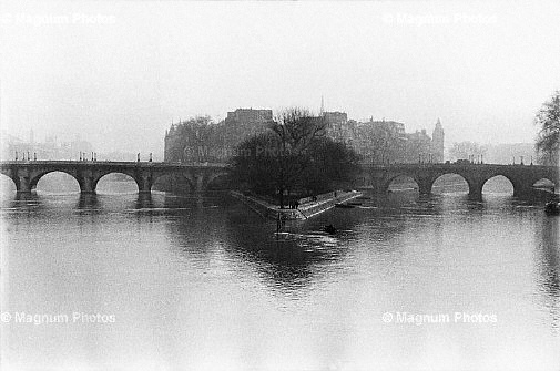 Francia, Parigi. Ile de la Cit_ Place Vert-Galant e il Pont-Neuf.jpg