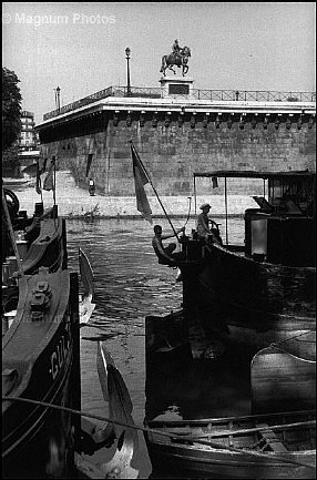 Francia, Parigi. Le Pont Neuf con la statua di Re Enrico IV.jpg