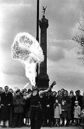 Francia, Parigi. Place de la Bastille. Mangiatore di fuoco.jpg