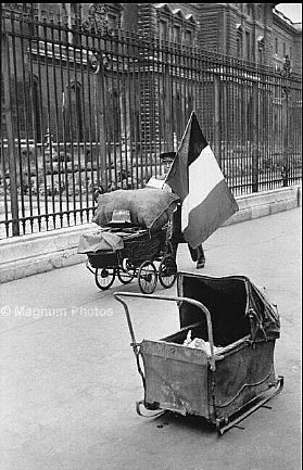 Francia, Parigi. Rue de Rivoli. Museo del Louvre.jpg