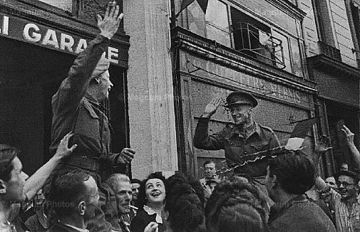 Francia, Parigi. Soldati britannici in Rue St Honor_ dopo la Liberazione.jpg