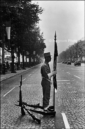 Francia, Parigi. Soldato ai Champs-Elys俥s, festa del 14 Luglio.jpg