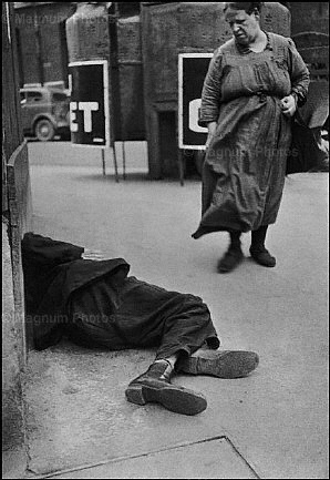 Francia, Parigi. Un clochard a La Villette.jpg