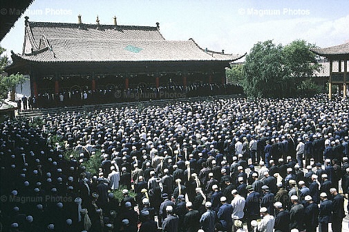 Provincia del Qinghai, Xining. Fedeli nel Tempio Musulmano.jpg