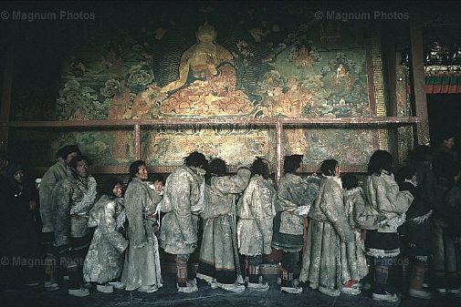 Provincia del Tibet, Lhasa. Visitatori al Tempio Jokhang.jpg