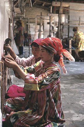 Provincia del Xinjiang, Kashgar. Donne che ricamano.jpg