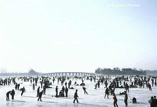 Provincia di Beijin, Pechino. Pattinatori sul lago Kunming.jpg