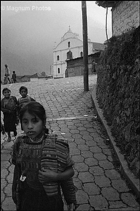 Guatemala, Todos Santos. Bambini che si dirigono a scuola.jpg