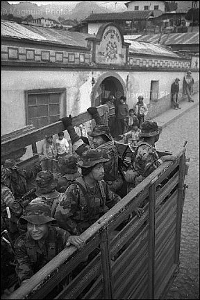 Guatemala, Todos Santos. Militari.jpg