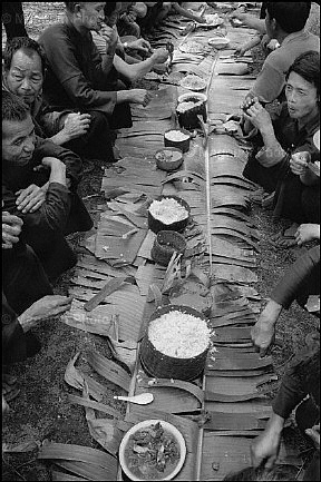 Laos, Long Lan. Banchetto per il funerale di Mae Saw.jpg