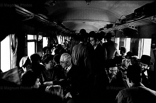 Israele, sul treno da Gerusalemme a Tel Aviv. Purim Festival.jpg