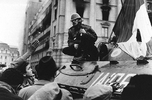 Bucarest. Carri armati in Piazza della Repubblica.jpg