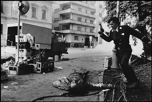 Bucarest. Scontri nelle vicinanze della Piazza del Palazzo.jpg