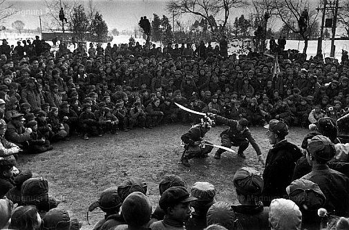 [Cina.] L\\'Opera di Pechino in un villaggio del Nord.jpg