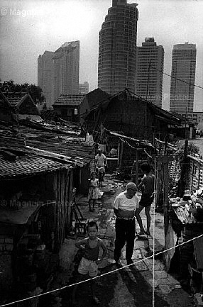 Provincia di Shangai, Shangai. I sobborghi all'ombra dei grattacieli.jpg