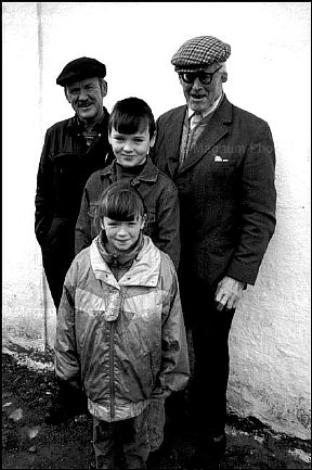 Patsy Dan Rogers, col padre e i due figli.jpg