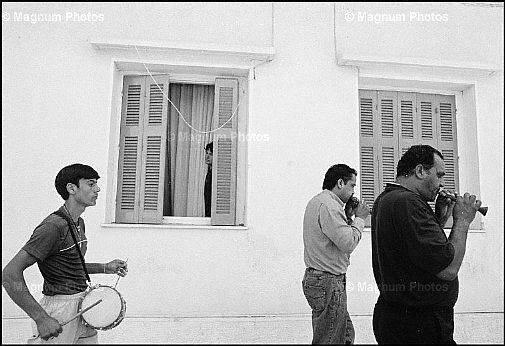 Grecia, Mesologi. Musicisti zingari durante la festa di San Simeone.jpg