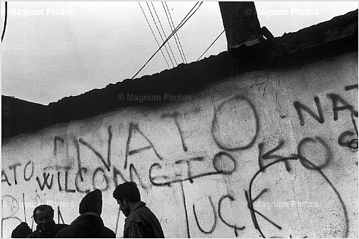 Kosovo, Pristina. La scritta \\'Nato welcome to Kosovo\\'.jpg