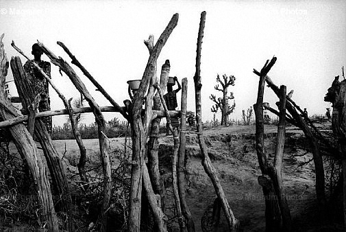 Mali, villaggio di Fegui. Steccato.jpg