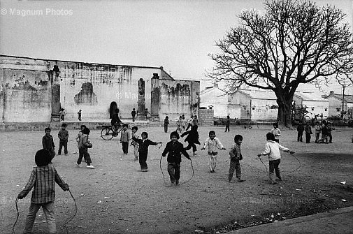 Cina, provincia del Guangdong. Cortile di una scuola.jpg