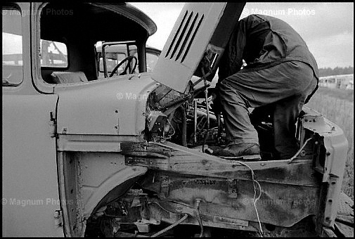 Ucraina, Chernobyl. Deposito di mezzi contaminati.jpg