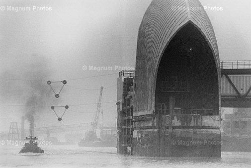 Gran Bretagna, Londra. Le Barriere del Tamigi viste dal Teddington Lock.jpg