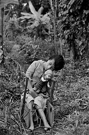 Vietnam, Cam Nghia. Le Thi Dat, affetta da ritardo mentale e spina bifida -1.jpg