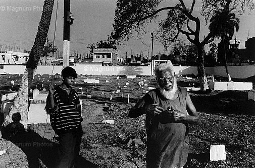 Bhopal. Mohammad Khan al cimitero dal figlio.jpg