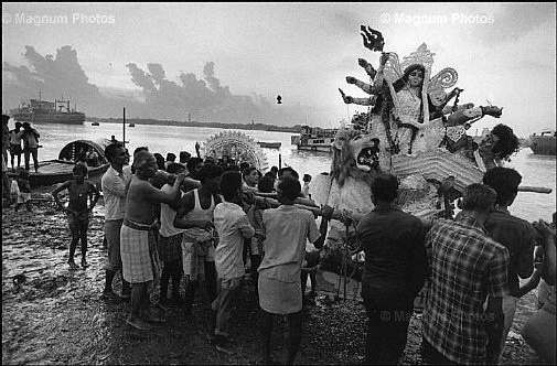 L\\'immersione di Durga nel fiume Gange.jpg