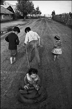 Cile, provincia di Cantin. Bambini che giocano.jpg