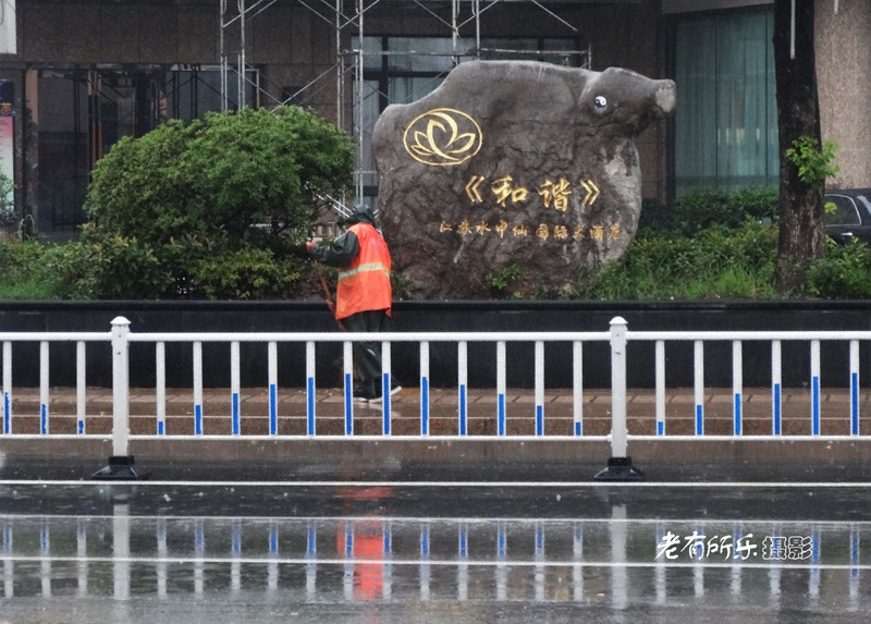 大雨中的环卫工 02.jpg