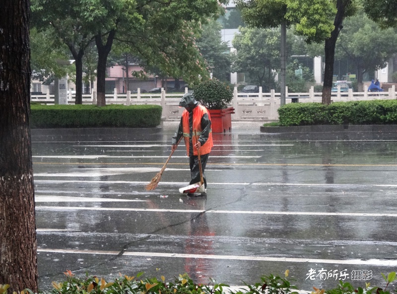 大雨中的环卫工 03.jpg