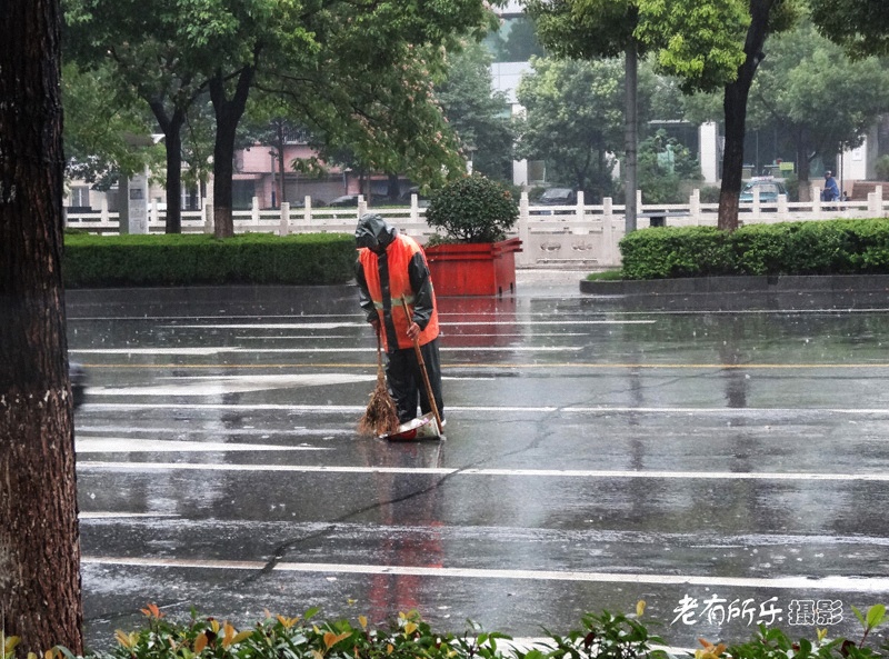 大雨中的环卫工 04.jpg