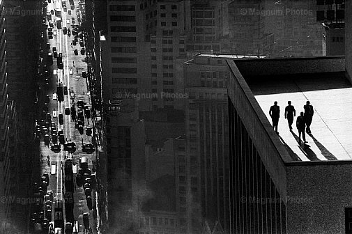 Brasile, Sao Paolo. Uomini sopra il tetto d\\'un palazzo.jpg