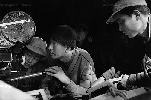 Giappone, Tokyo. Il regista Akira Kurosawa sul set del film \\'Tsubaki Sanju.jpg