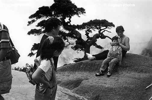 Cina, Huang Shan. Turisti in posa di fronte il \\'Pino dell\\'Addio\\'.jpg