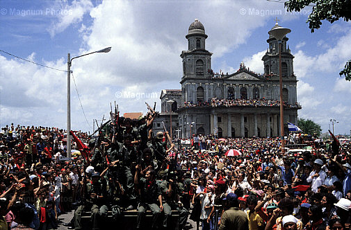 Managua. I Sandinisti entrano nella Plaza Central per celebrare la vittoria.jpg