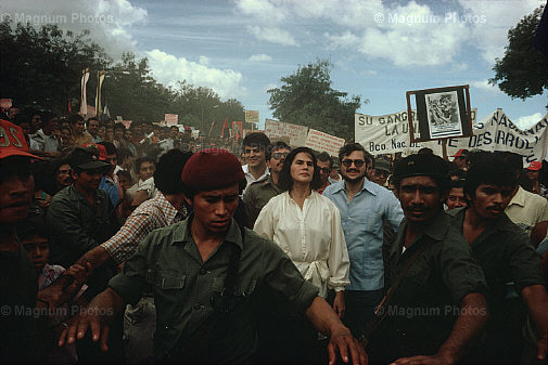 Mangua. Violeta Barrios de Chamorro nel 2_anniversario della morte di Pedro Joac.jpg