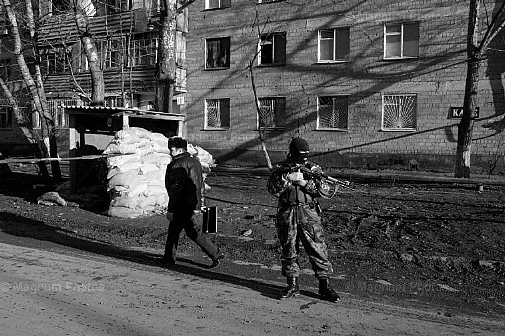 Grozny. Poliziotto ceceno-russo a guardia di un posto di blocco.jpg