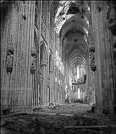 Germania, Colonia. La cattedrale, bombardata.jpg