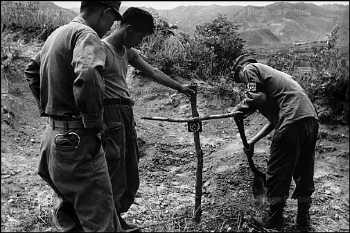 Corea del Sud, villaggio di San Jang Ri. Sepoltura di una giovane donna.jpg